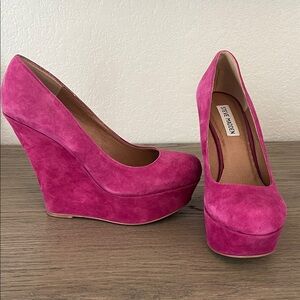 Steve Madden Fuchsia Suede Wedges